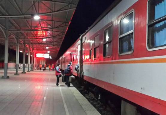 晚上坐火车,为什么乘务员强行拉上窗帘?以前愣没注意