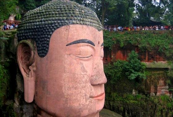 乐山大佛胸口开裂有网友说佛像是让门票太黑给气的6年14亿