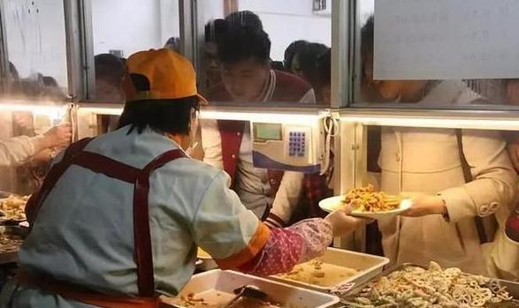 大学食堂阿姨"手抖"症!校方拉横幅:手抖已经治好了!