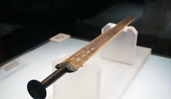 古代四把真实存在皇帝佩剑,一把出土惊动世人,一把至今流落民间|宝剑|吴王|乾隆_新浪新闻