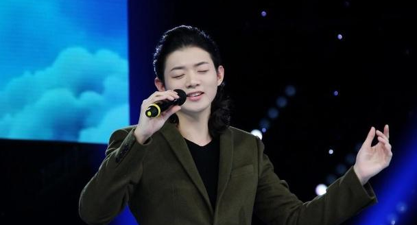 霍尊气质清冷,一曲《卷珠帘》登上春晚舞台,国风戏腔惊艳全场!