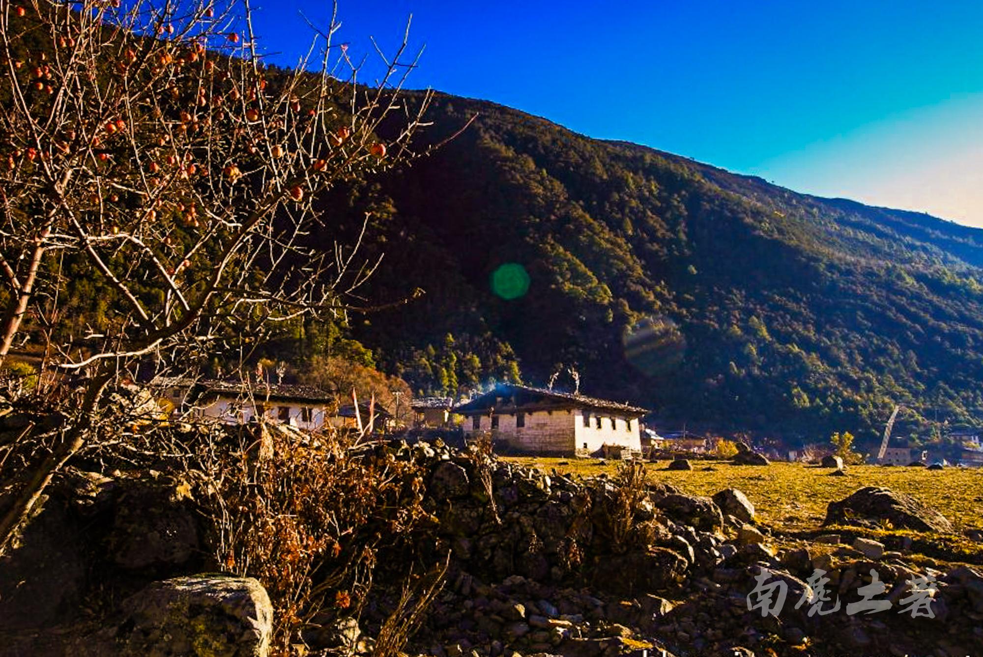 并不被外界所知,后来,梅里雪山后有一个老人常到澜沧江边的西当村借粮