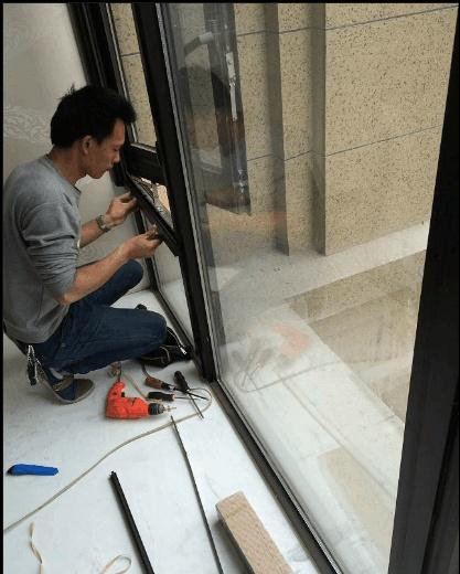 今天师傅就手把手教你如何巧妙地换纱窗