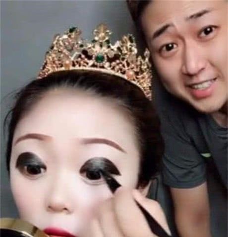 美女拍婚纱照画眼线成"熊猫眼"睁开后惊艳了,网友:睡觉了咋办