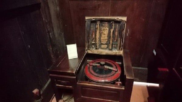 古墓中发现蹲坐马桶,原来马桶也是我国首先发明的,古人果然厉害