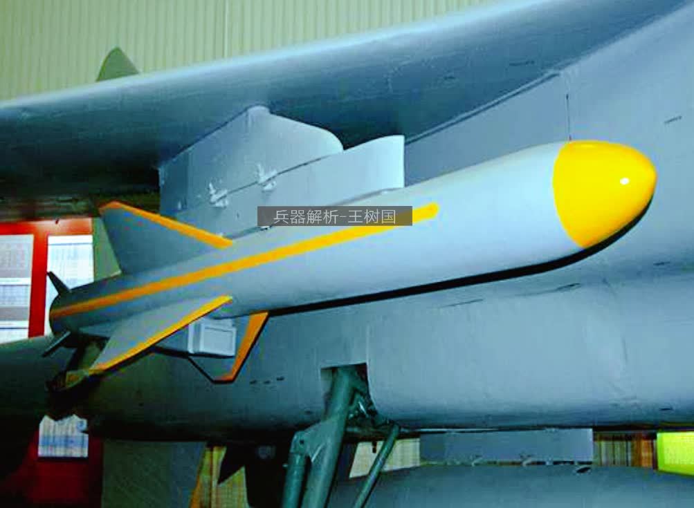 歼16挂载空地88导弹载弹量12吨能同时挂载四具火箭发射巢