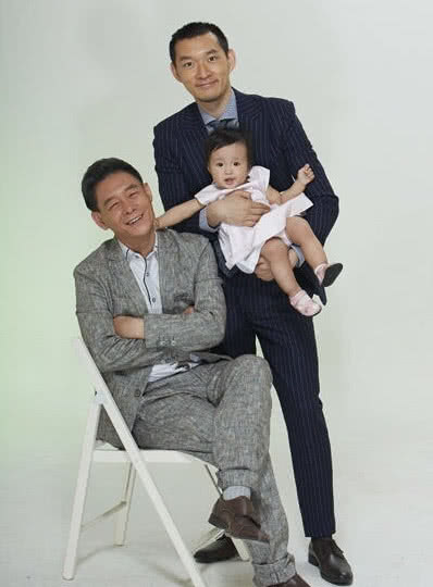 72岁李光复近照,大眼孙女长相神似他,儿子却是他一生的骄傲