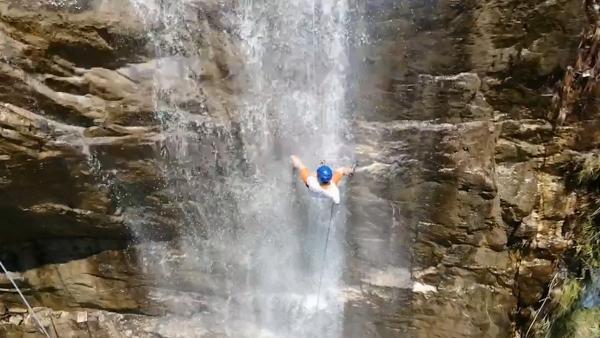 极限挑战!五分钟百米瀑布中速降到底