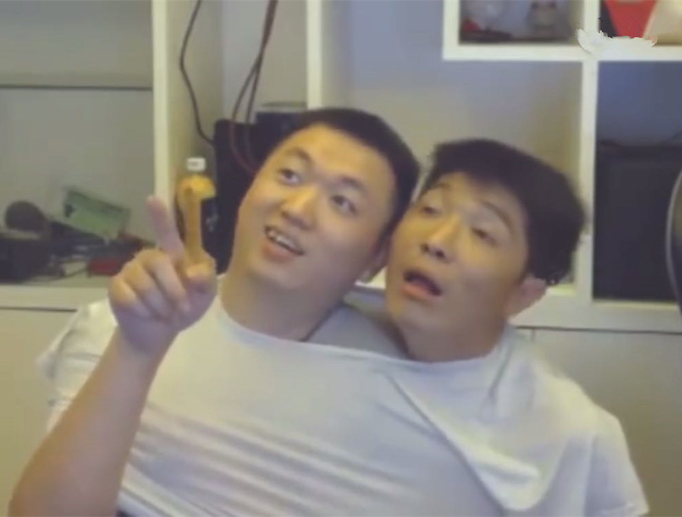 药水哥带徒弟上演双头怪塔子哥人气飙升会威胁药水哥地位吗