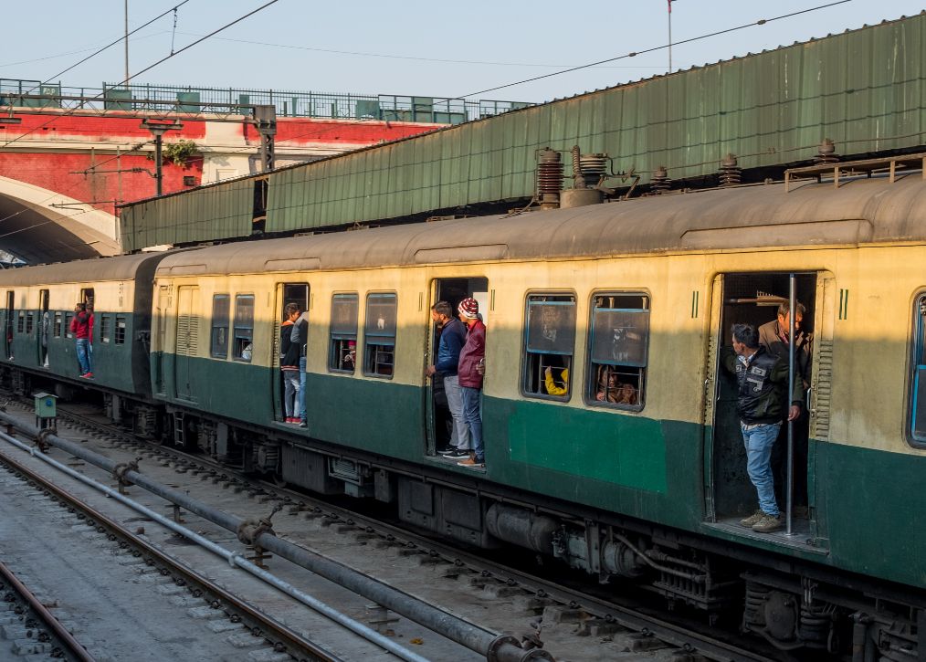 真实的印度火车车厢:像国内地铁一样,车顶还有把手,行车不关门