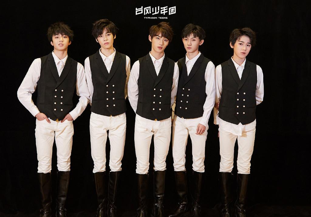 台风少年团录制团综reaction五人集体穿卫衣原来衣服才是重点