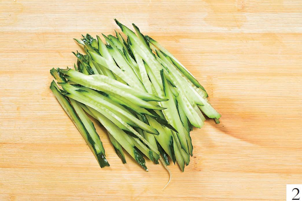 熏油皮黄瓜丝,最适合这个夏天,吃了它胃口大开还不胖