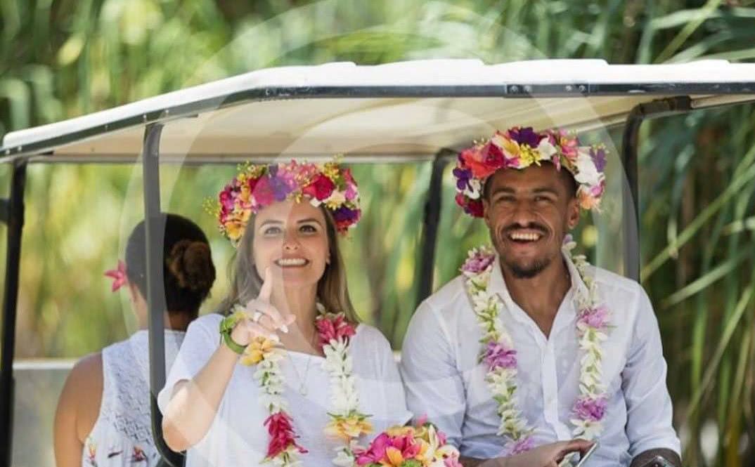 广州恒大外援保利尼奥更新自己最新的状态,他与妻子一起享受假期