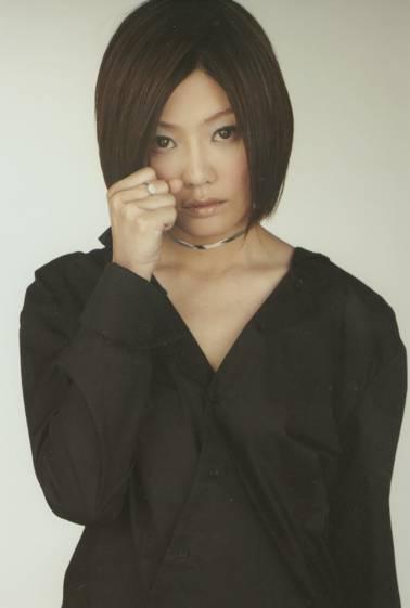 43岁何静近照,发福胖到认不出,前夫骗百万巨款,歌厅卖唱还赌债