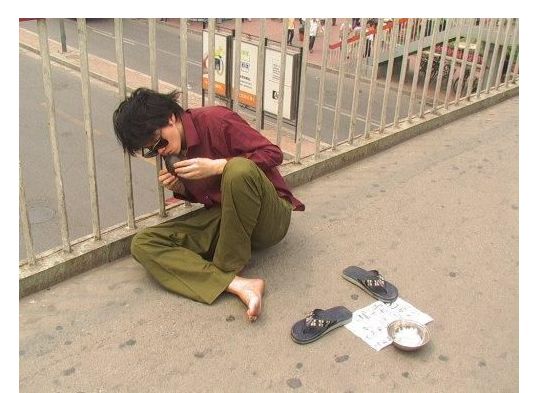 落魄乞丐在街上抽烟,路人纷纷躲避,接下来一幕让所有人怀疑人生