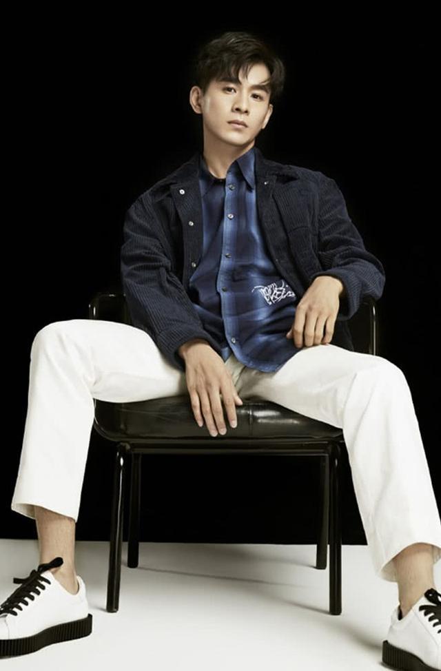 千万别穿灰黑裤,不老男神乔振宇凹出"犀牛腿",180变160