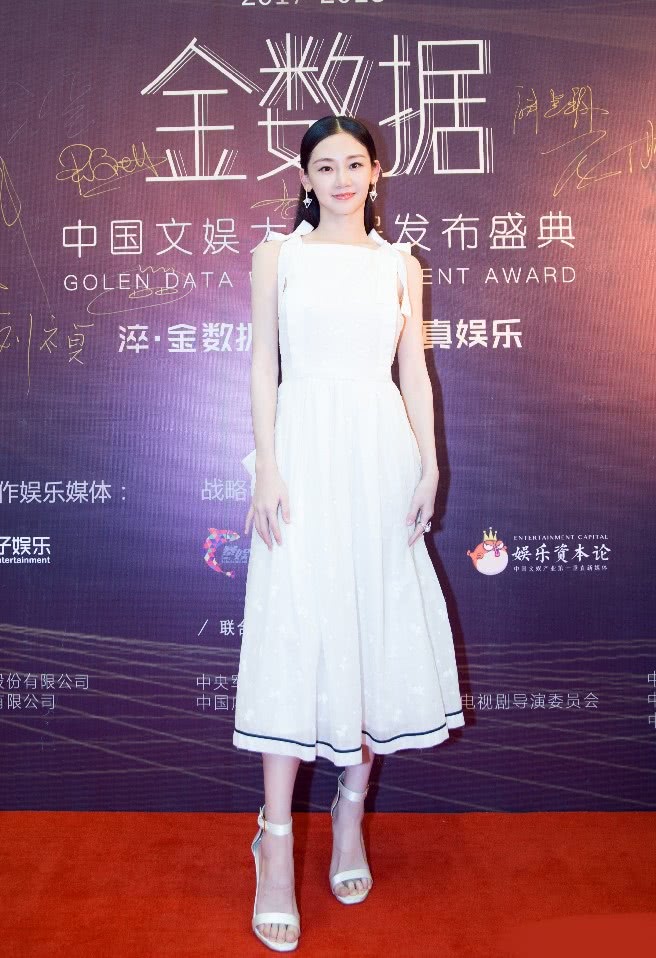 苗苗穿抹胸裙清新优雅,只用两根"针"支撑这一条裙子,太牛了!