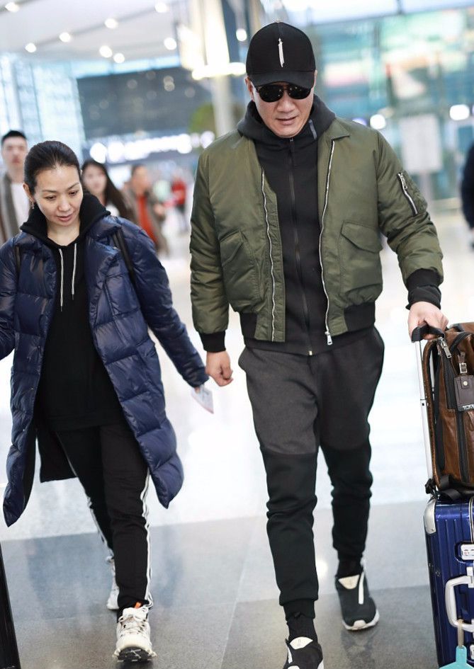 胡军17岁女儿身高得有1米7,网友:妈妈比闺女还显年轻!