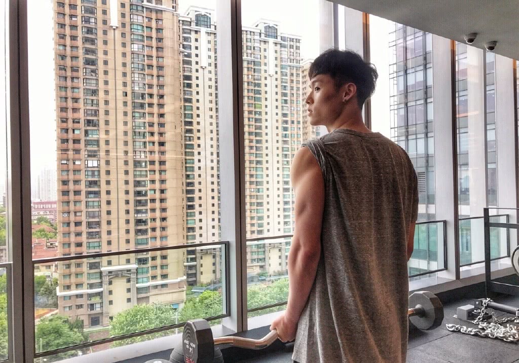 董又霖一身潮装亮相引人关注,超有型