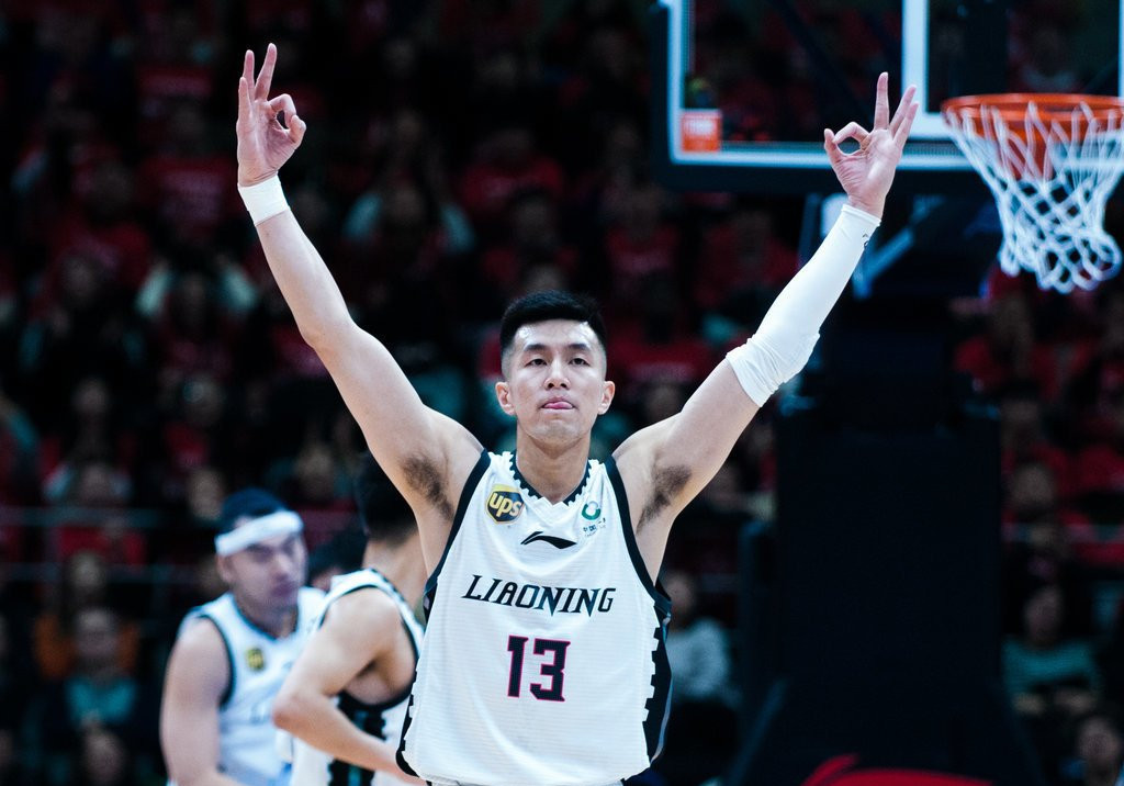 郭艾伦恼羞成怒!当他举起手的那一刻,我以为他要打裁判