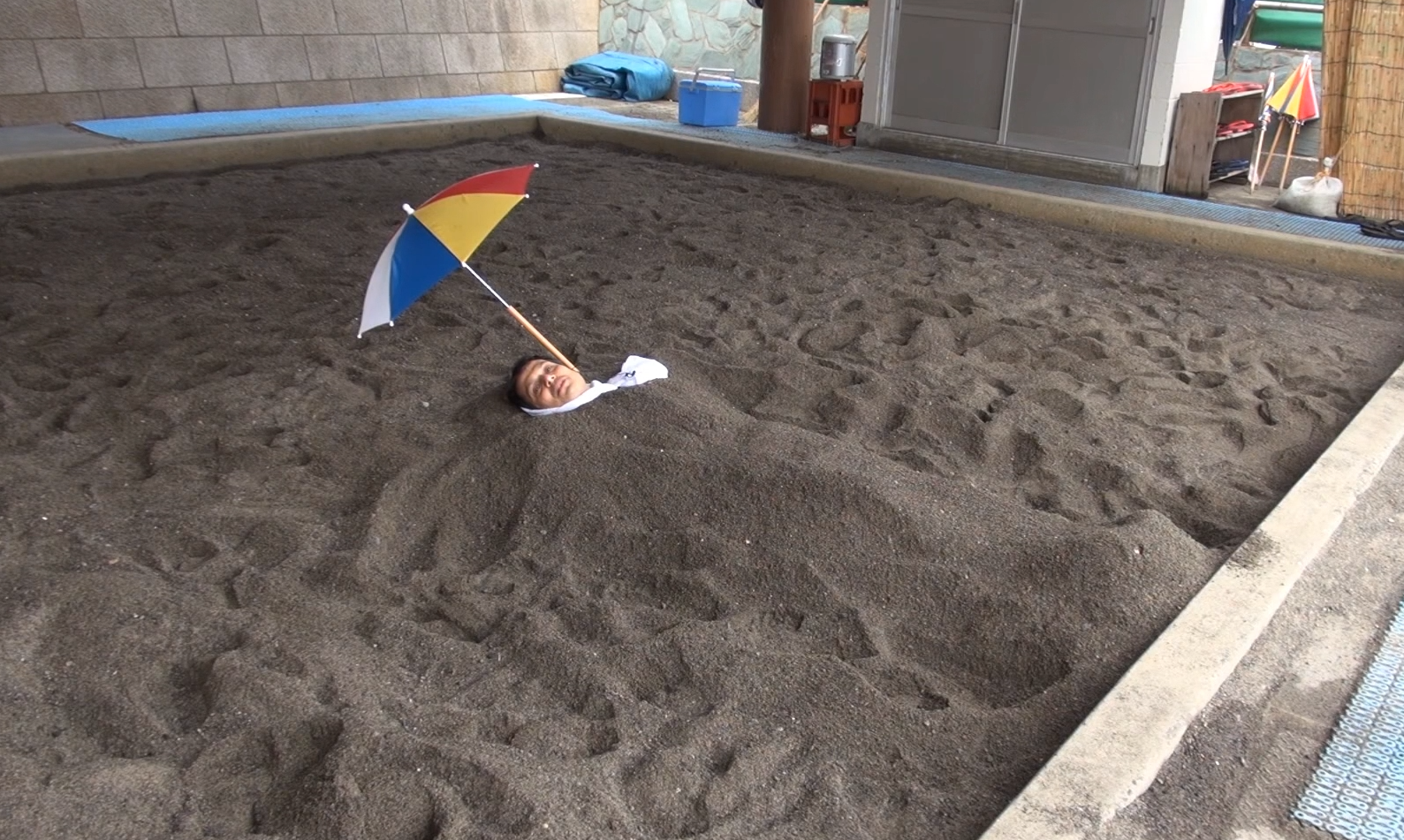 日本奇葩温泉吸引众多游客要被埋在沙子里20分钟