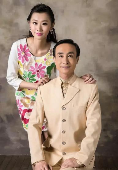 巩汉林全家福流出,妻子金珠身材发福,全家人颜值最高的是她