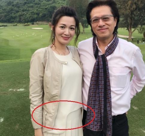 曾为两万背叛刘德华,二婚嫁中国,今为62岁老公生三胎