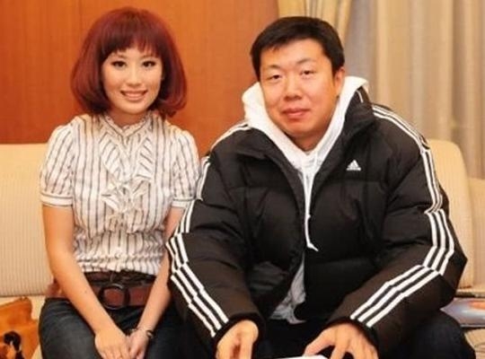 当时王治郅在nba打球,妻子宋杨就是他坚强的后盾,照顾了他在美国的