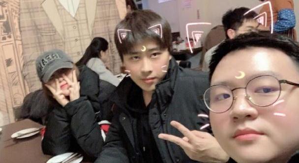 卢本伟好友过生日女友送上万礼物自己的礼物却被拒绝