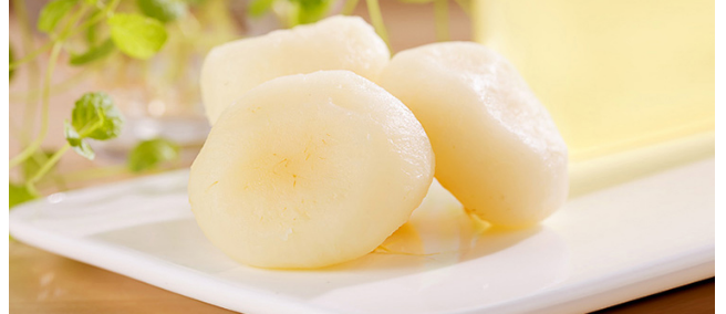 和食用就会把荸荠串成串或者把荸荠的皮都去掉然后用一个袋子装好贩