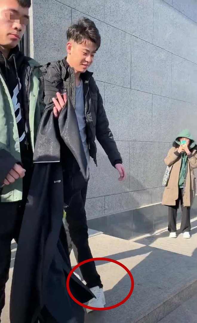 张云雷右脚变形让人心疼自己走路都费劲还要保护粉丝太暖心