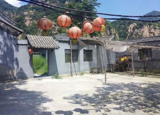 网友实地探访《武林外传》拍摄地,杂草丛生,四周景象令人唏嘘