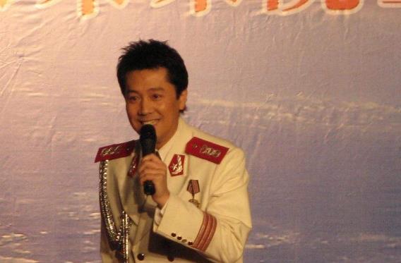 蔡国庆出身于一个艺术世家,父亲蔡仲秋是中国歌舞剧院的著名男中音