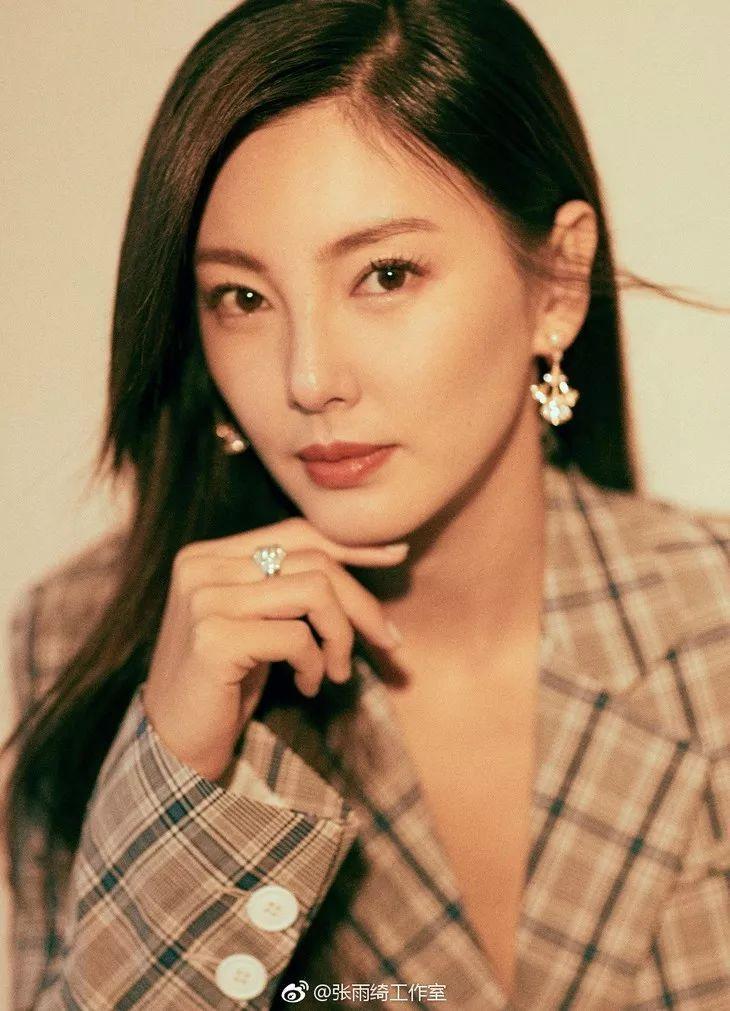 百变女神张雨绮,强势干练,穿衣风格大气真洒脱!