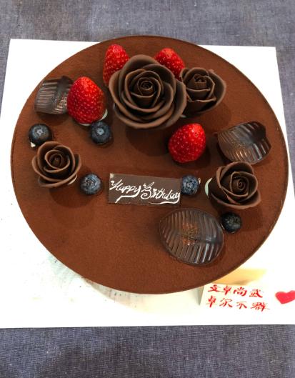 赵文卓47岁生日晒温馨全家福四个蛋糕抢镜其中暗藏玄机