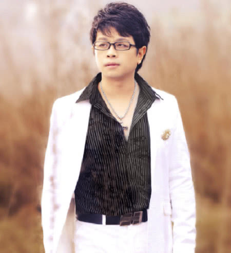 辛世延,也叫做誓言.说到这个歌手,也许年轻一代的追星族都不知道了.