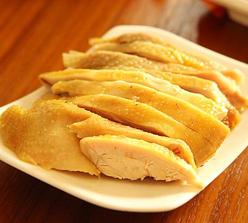 大厨教做正宗粤菜白斩鸡,简单几步就能做好,这样做颜色刚刚好