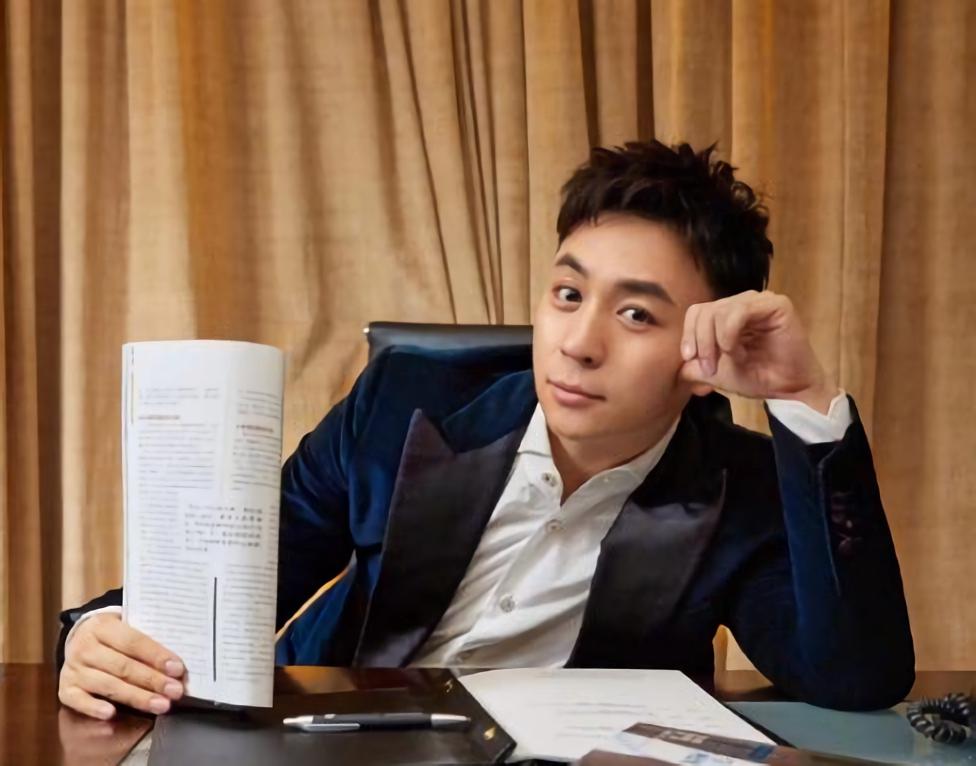 当年的功夫童星长大了, 释小龙瘦成吴彦祖, 两位已经抱得美人归