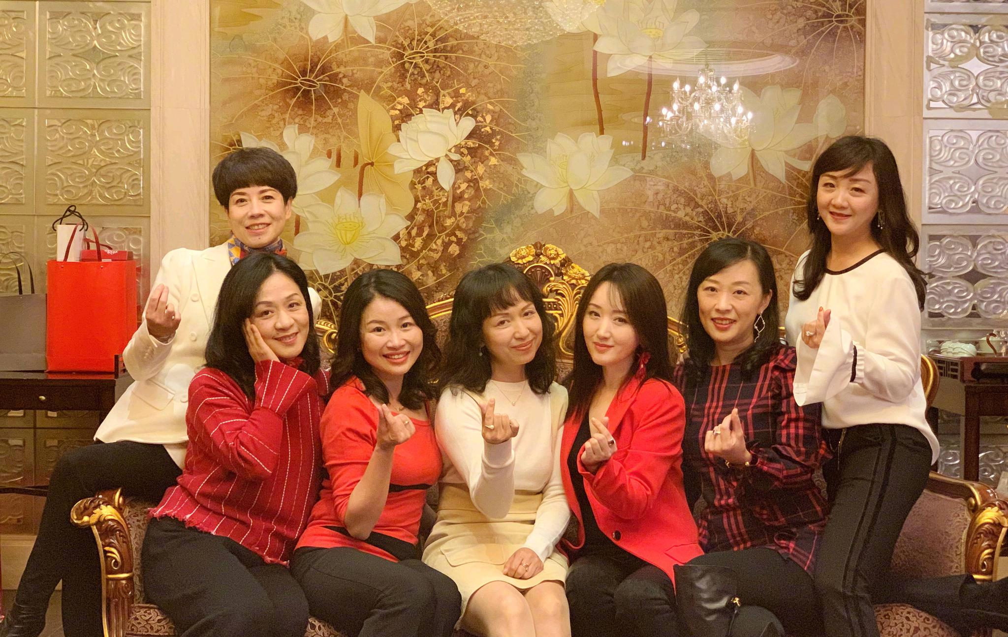 杨钰莹参加同学聚会,看了她与同学的合影,原来岁月只对明星留情