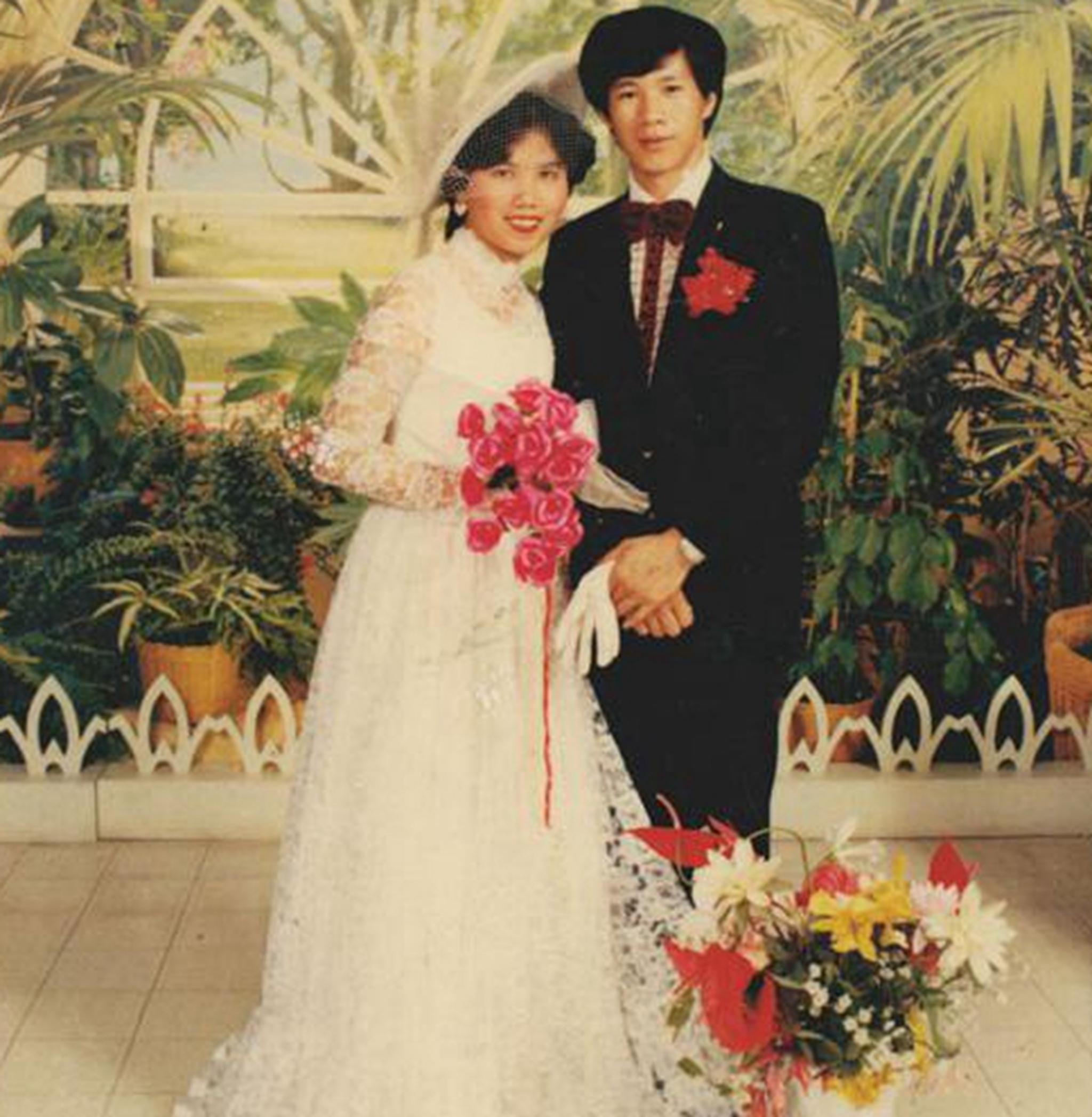 不同年代的婚纱照,网友:找个机会带父母重新拍一套吧!