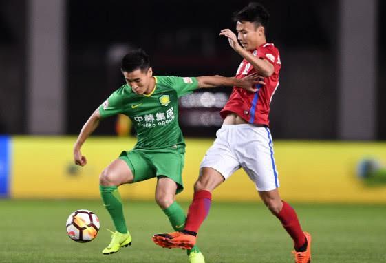 这是什么操作?建业外援任意球主动踢出边线,国