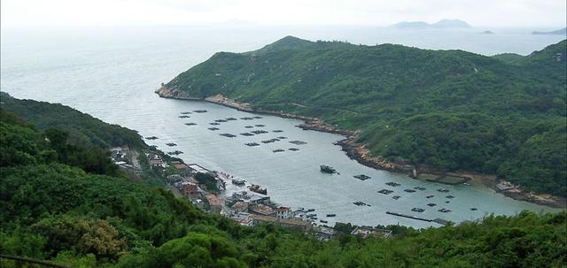 万山群岛包括担杆列岛,佳蓬列岛,三门列岛,隘洲列岛,蜘蛛列岛,万山列