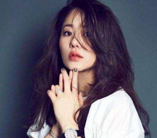 他嫁入豪门也受到很多人的关注,但是好景不长,高贤贞和郑永振离婚了.