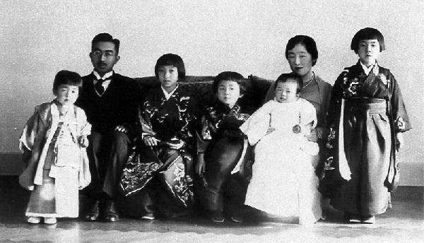 日本第一战犯裕仁天皇逃避审判活了88岁他的后代下场如何