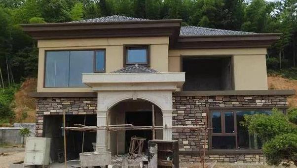 农村房屋外墙贴瓷砖与刷真石漆哪个划算?很多人不清楚,答案在这