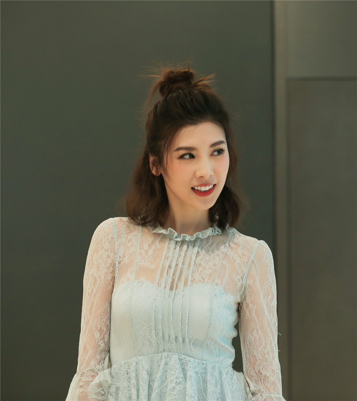 《悍城》开播 银雪变身霸气"大嫂"气场十足