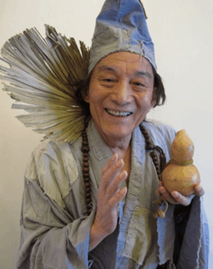 85岁"济公"游本昌近照: 自掏腰包自费拍电影, 身体健康态度乐观