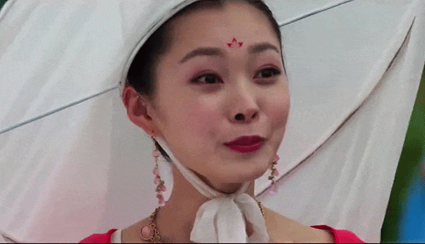 宋轶秀私服,穿粉色羽绒服配黑色卫衣,打扮出有年味的少女搭!