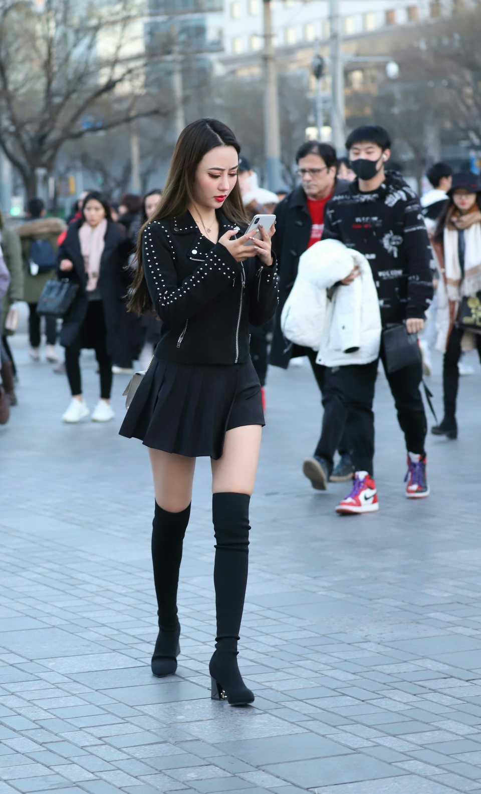 也没穿越,这是冬天,眼前这枚穿着短裙的美腿女孩就是今天街拍的主人公
