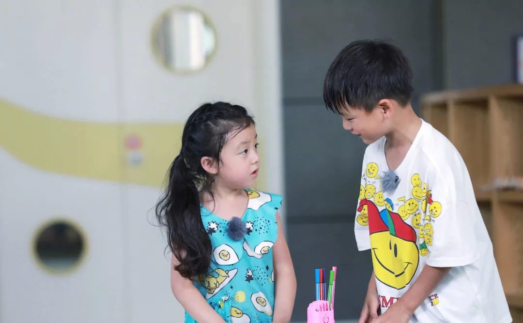 jasper小泡芙 小亮仔小泡芙同框甜爆 大明湖畔亲她的嗯哼小天使在哪里